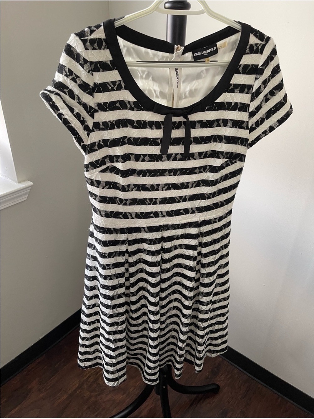 KARL LAGERFELD Striped
Lace Bow Detail Pleated Skirt
Fit Flare Dress Size 10